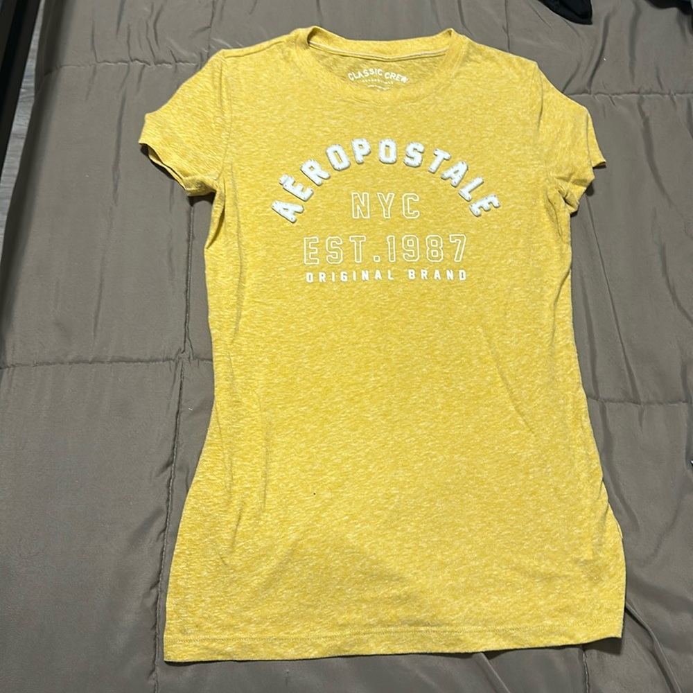 Aeropostale Fitted Tee. Size Medium.
